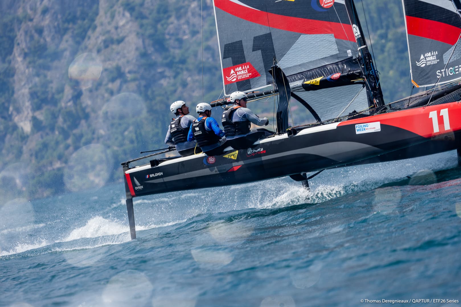 <p>Conçu par <strong>Guillaume Verdier</strong> et imaginé par le navigateur <strong>Jean-Pierre Dick</strong>, l’<strong>ETF26</strong> est un pur concentré de vitesse et de technologie.<br/>
Long de <strong>8 mètres</strong> pour seulement <strong>350 kg</strong>, ce catamaran à foils décolle littéralement de l’eau dès <strong>8 nœuds de vent</strong>, offrant des <strong>sensations de vol incomparables</strong>.<br/><br/>
Pensé pour la <strong>compétition en équipage réduit</strong> (3 ou 4 personnes), il combine la <strong>précision d’un bateau de course</strong> et la <strong>légèreté d’un engin de haute voltige</strong>.<br/>
Chaque manœuvre se vit à quelques centimètres au-dessus de la mer, entre <strong>silence</strong>, <strong>puissance</strong> et <strong>équilibre parfait</strong>.<br/><br/>
L’<strong>ETF26</strong>, c’est le pont entre les <strong>sensations d’un IMOCA</strong> et l’<strong>agilité d’un multicoque volant</strong> : un <strong>laboratoire de performance</strong> où se forment les futurs champions du foiling.<br/><br/>
Naviguer à bord, c’est vivre une <strong>immersion totale</strong> dans le monde de la <strong>voile moderne</strong>, au plus près des pilotes, dans un format <strong>intense</strong>, <strong>sportif</strong> et <strong>spectaculaire</strong>.</p>