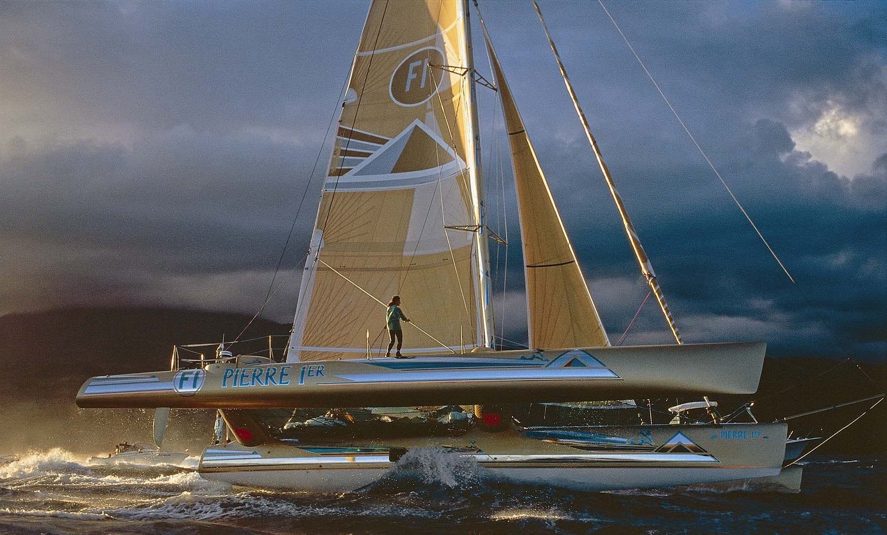 <h3 style="text-align: justify">FOCUS sur LE FLO, Trimaran De Légende</h3><p style="text-align: justify">Pierre 1er, c’était son nom originel, Trimaran de 60 pieds, a été construit pour Florence Arthaud en 1989 par le cabinet d’architecte naval VPLP design et les chantiers Jeanneau. C’est avec lui que la célèbre navigatrice remporte la route du Rhum 1990 contre vents et marées. Le Flo a ensuite appartenu à Steve Fossett qui le rebaptisa Lakota, avec lequel il termina 5ème de la Route du Rhum 1994. Après plusieurs rachats et un séjour de 10 ans à Hong Kong où il fut utilisé comme bateau de croisière, le Flo, racheté par Philippe Brillaut, fait son grand retour en France en 2022 pour une nouvelle route du Rhum. Son nouveau propriétaire, Philippe Brillaut, le met à disposition de Philippe Poupon. C’est ensuite la réalisatrice du film « FLO », Géraldine Danon, qui empruntera le bateau pour le tournage.</p>