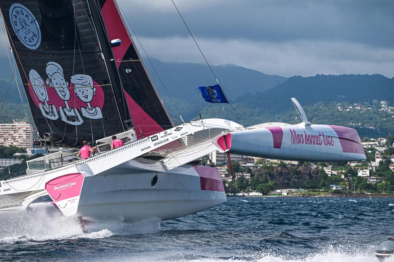 <p>Le trimaran Ocean Fifty Mon Bonnet Rose est basé à Lorient au cœur de la Sailing Valley.<br><br>Ce trimaran à Foil de 50 pieds participe aux grands prix du circuit Ocean Fifty et sera aussi au départ de la Route du Rhum.<br><br>On vous offre la possibilité de venir naviguer sur ce trimaran de course incroyable, de vous mettre dans la peau d’un skipper de course au large et de participer à votre échelle au soutient d'une association. Vous pourrez participer aux manœuvres et prendrez même la barre quelques instants sous l’œil attentif du skipper !<br>Sensations inoubliables garanties…<br><br>Le projet est issu de la rencontre entre le skipper Laurent Bourguès et Maureen Govart, la présidente de l’association Mon Bonnet Rose qui aide et accompagne les femmes atteintes par le cancer.<br>Au-delà de l'aspect sportif, notre objectif est d'offrir des moments de navigation aux adhérentes afin d'avoir une parenthèse dans leurs parcours de soins. Les partenaires du projet offrent le naming et la déco principale afin de faire connaître l'association au plus grand nombre pour se développer et accompagner plus de femmes.</p>