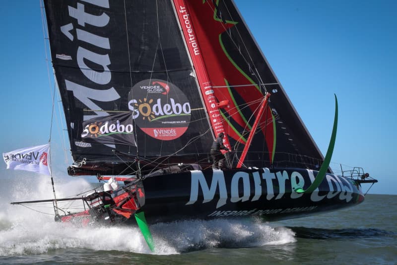 <p>Les IMOCA, véritables bolides des mers, sont des voiliers de course de 18 mètres en carbone, équipés de foils leur permettant de "voler" au-dessus des vagues à plus de 35 nœuds (65 km/h).</p><p>Engagés dans les courses les plus mythiques comme le Vendée Globe, ils incarnent vitesse, audace et dépassement de soi.</p><p>ET SI VOUS MONTIEZ À BORD ?</p><p>Embarquez sur l’IMOCA Maître CoQ 5, tout juste rentré du Vendée Globe 2024-2025, et vivez l’adrénaline d’une navigation exceptionnelle !</p>